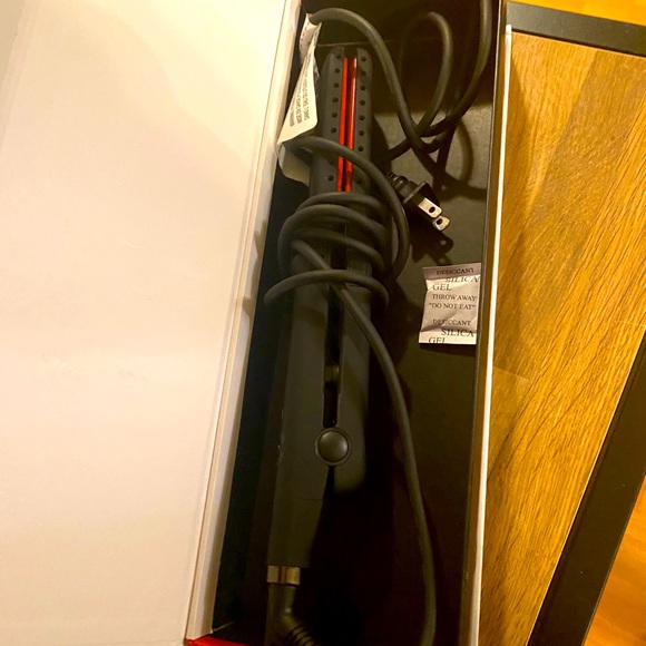 Thairapy 365 Wet + Dry Flat Iron.